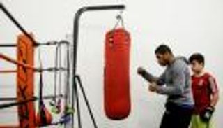 بطل ملاكمة سابق يتفرغ لمساعدة أطفال البرتغال الفقراء بعد فقدان بصره