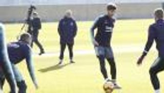 روبرتو يعود لتدريبات برشلونة وأومتيتي يواصل الغياب