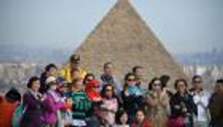 السياح يتحدون الإرهاب ويزورون أهرامات الجيزة 