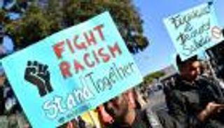 فكاهي فرنسي يتلقى رسائل تضامن اعتراضا على وصفه بـ"الأسود القذر"