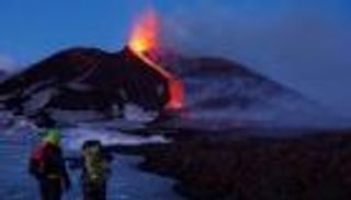 بركان جبل أجونج في إندونيسيا يثور مجددا