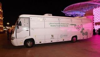 بلدية دبي تدشن المختبر المتنقل الذكي لفحص الأغذية في القرية العالمية