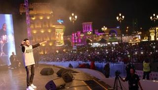 المطرب المصري محمد حماقي في أثناء الحفل