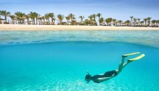 أحد شواطئ شرم اللولي بمرسى علم الأفضل في الشرق الأوسط - صورة أرشيفية