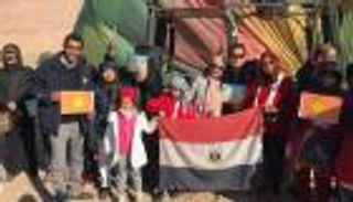 بالصور.. سائحون يرفعون علمي فيتنام ومصر في الأقصر تأكيدا لمحبة الشعبين