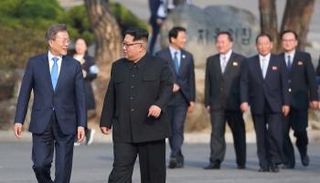 زعيما كوريا الشمالية والجنوبية أثناء لقائهما التاريخي على الحدود