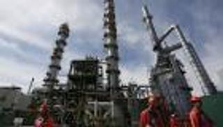 استطلاع: تخمة المعروض وتباطؤ النمو يثقلان كاهل النفط في 2019