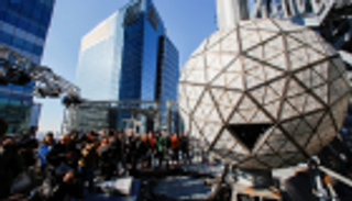 اختبار الكرة الكريستال الضخمة قبل انطلاق احتفالات تايمز سكوير بأمريكا