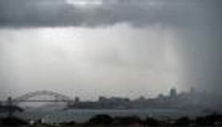 عاصفة تضرب سيدني مع احتفالات رأس السنة وتؤخر عددا من رحلات القطارات