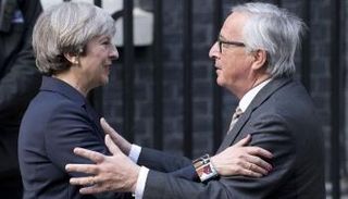 رئيسة وزراء بريطانيا ورئيس المفوضية الأوروبية