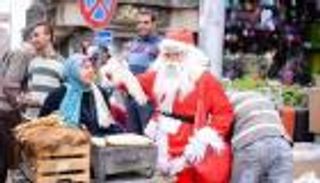 بالصور.. "بابا نويل" يوزع الهدايا في شوارع مصر