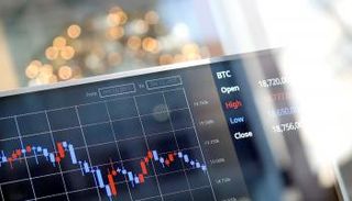 أحد مؤشرات عملة بيتكوين ببورصة سول بكوريا الجنوبية (رويترز)