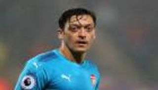 مسعود أوزيل يمدد عقده مع أرسنال