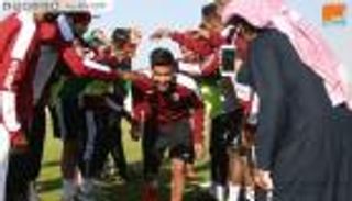 لاعبو الفيصلي السعودي يستقبلون صالح جمعة بممر شرفي