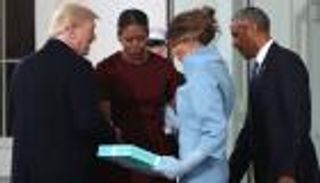 بعد عام من تقديمها.. ميشيل أوباما تكشف تفاصيل هدية ميلانيا ترامب