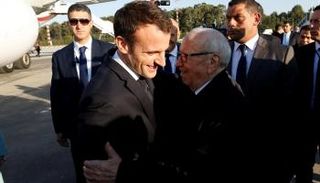 السبسي خلال استقبال ماكرون (رويترز)