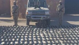 جنديان مصريان أمام الأسلحة المضبوطة