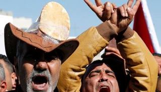 جانب من المظاهرات أمام البرلمان الأردني - رويترز