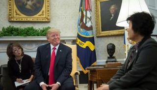 ترامب خلال استقبال منشقين كوريين شماليين - رويترز