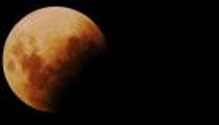 بالصور.. الجزائريون يوثقون لحظة الخسوف الكلي للقمر