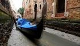 بالصور.. انحسار المد يضرب البندقية بسبب القمر المكتمل