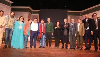 افتتاح المسرحية 