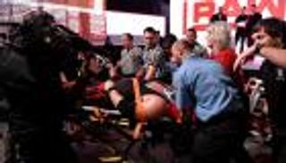 تهور سترومان يتسبب في إصابة المصارع كين