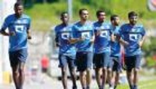 6 هلاليين مهددون بالإيقاف قبل ديربي النصر