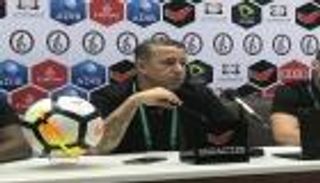 ريجيكامب مدرب الوحدة يكشف سر الفوز على الوصل رغم النقص العددي