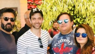 رحلة خاصة تجمع نجمي بوليوود روشان وشيتي