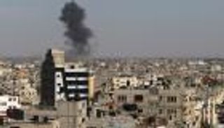 إسرائيل تقصف غزة مجددا ردا  على صاروخ من القطاع