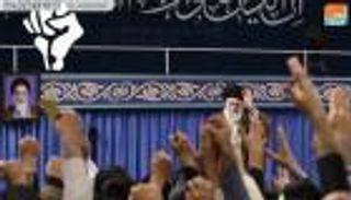 "القبضة الملعونة".. شعار سوفيتي أمسكت به إيران لخنق المنطقة