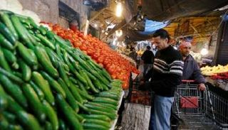 بائع للفواكه والخضراوات في عمان - رويترز