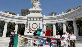 احتجاجات مكسيكية على سياسة الهجرة الأمريكية - رويترز