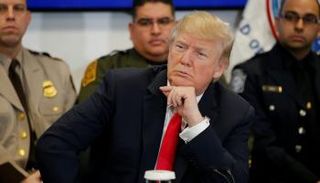 الرئيس الأمريكي دونالد ترامب خلال أحد الاجتماعات (رويترز)