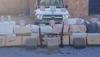 نماذج للمضبوطات من السلاح والمخدرات