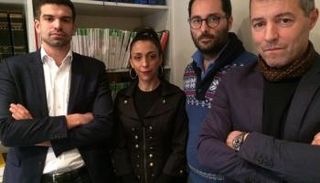 هيندا عياري بصحبة محاميها الثلاثة