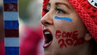 إحدى المتظاهرات في أمريكا تطالب بإلغاء تعداد 2020 الأمريكي (رويترز)