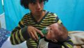 إصابة مدنيين بحالات اختناق بعد قصف لقوات النظام السوري على إدلب