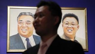 صورة زعيمي كوريا الشمالية السابقين (رويترز)