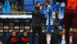 مدرب إسبانيول ينتقد إشارة بيكيه لجماهير فريقه