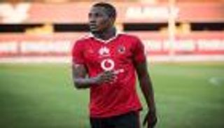 نجم الأهلي المصري يشاهد مهارته الفردية في غرفة خلع الملابس