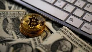 بيتكوين تهبط