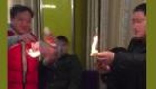 بالفيديو.. يحرقان النقود لإثبات من هو الأغنى 