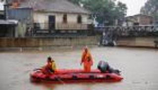 بالصور.. إندونيسيا تجلي آلاف السكان بسبب الفيضانات