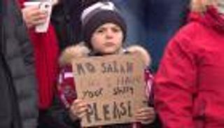 محمد صلاح يحقق حلم طفل حضر أول مباراة في حياته