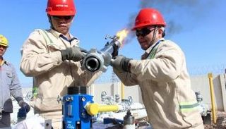 عاملان بحقل نفطي عراقي- أرشيف