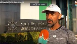 طبيب إماراتي يدعم مرضى السرطان بطريقة مبهرة 