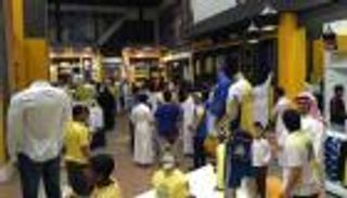 إقبال جماهيري على متاجر النصر والهلال قبل الديربي