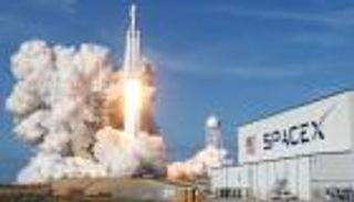 بالفيديو.. "تسلا رودستار" أول سيارة فضائية